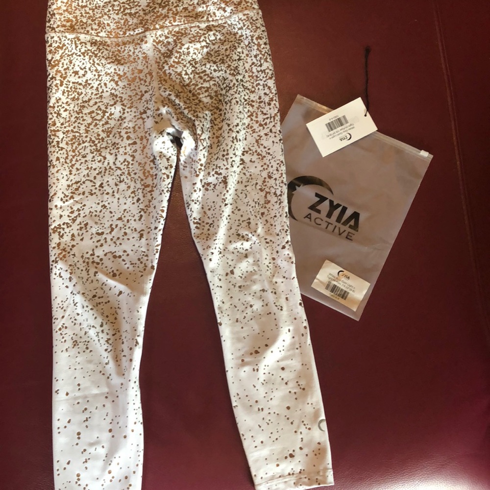 ZYIA LIGHT n TIGHT STAY GOLD LEGGINGS size M